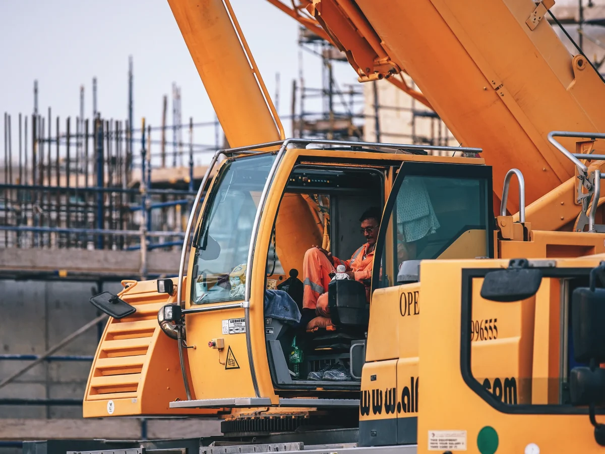 crane-operator-job-description-5859x3906-20201117-1200x900.webp